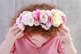 Se la striscia di petali non crea un volume sufficiente potete ritagliare dei petali di altre. Coroncina Fiori Da Sposa Fai Da Te Donnad