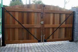 木の門扉 手作り木のガレージ扉 エクステリア造園 プランから施工まで 木製ゲート 扉 ガーデンドア