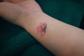 Généralement, la fleur de lotus respire la beauté et la grâce. Tatouages Fleur Lotus Pour Quel Modele Craquer