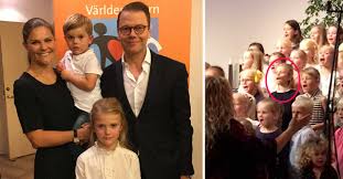 Konungen, sveriges statschef, tillsammans med h.k.h. Oscar Och Estelle Sa Olika Tva Syskon Kan Bli Svensk Dam