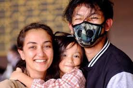 9 Foto Mesra Keluarga Kecil Rio Dewanto dan Atiqah Hasiholan