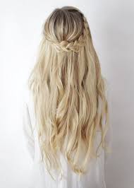 Ovviamente alcune acconciature possono essere fatte solo coi capelli lunghi e altre invece si adattano perfettamente sia al liscio lungo che a quello di media. 21 Migliori Acconciature Capelli Lunghi Lisci Semi Raccolti Acconciature Capelli Lunghi Lisci Capelli Semiraccolti Acconciature Capelli Lunghi