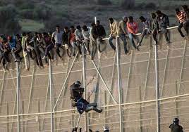 Spanish tv channel 24h reported on tuesday morning that as many as 85 migrants climbed the border fence to break into melilla, which is located about 300km east of ceuta on the moroccan shore. 1 000 Migrants Storm Border Fence At Spanish Enclave Of Ceuta Euractiv Com