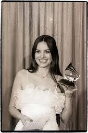 Crystal Gayle Poses with 1978 Grammy for. Art Prints, Posters & Puzzles  from Fine Art Storehouse