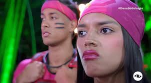 Katiuska viendo como Maria c se le lleva la base y el rubor