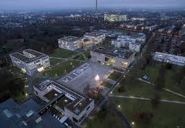 Zu den projektdetails campus westend frankfurt am main. Goethe Universitat Frankfurt Anbindung Des Campus Westend Verkehrspolitisches Muss Universitatsprasidentin Birgitta Wolff Der Stellvertretende Asta Vorsitzende Sebastian Heidrich Sowie 11 326 Unterstutzende Einer U4 Petition Setzen Sich Ein Fur Die