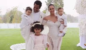 Beyonce Blesses Us With Family Wedding Portrait In Homecoming Footage Beyonce Queen Beyonce Family Beyonce