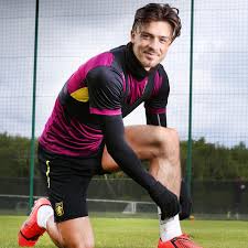 A kind of dancer who controls the ball as if stroking it, with a repertoire that evokes zidane, and is later able to stop time in the butragueño style, in that blink in which he was about to take a bite. Jack Grealish Is Back With A Point To Prove Sport The Sunday Times