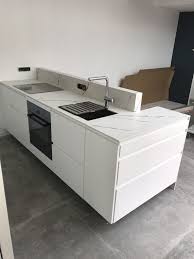 cuisine en cours de finition avec plan de travail en dekton kairos idee deco cuisine plan de travail cuisine