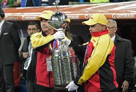 El trofeo de la copa libertadores fue elaborado por nuestros artesanos en la conocida joyería camusso a finales de los 50. Critican A La Conmebol Por El Estado Del Trofeo De Copa Libertadores Rcn Radio