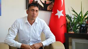 Memleketi burdur'un bucak ilçesinden, rüyasında gördüğü 15 temmuz'un sembol ismi şehit astsubay ömer halisdemir'in niğde'deki mezarını ziyaret etmek için elindeki türk bayrağı ile yola çıkan 63. Kardesinin Gozunden Omer Halisdemir
