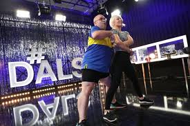 Pour la soirée « carte blanche » de danse avec les stars, thierry samitier et emmanuelle berne ont choisi une rumba sur ''still loving you'' de scorpions. Danse Avec Les Stars Yoann Riou Le Petit Rayon De Soleil D Emmanuelle Berne L Equipe