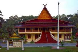 Rumah adat riau provinsi riau adalah sebuah provinsi yang terletak di tengah pulau sumatera tepatnya di pesisir selat malaka pantai timur sumatera. Balai Adat Melayu Riau