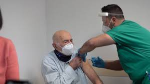 Sami modiano, 83 anni, sopravvissuto ai campi nazisti, racconta 70 anni dopo. Covid Vaccinati A Roma Anche Sami Modiano Sopravvissuto A Auschwitz E Gina Lollobrigida Corriere It