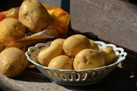 Le patate vengono lessate in pentola a pressione e poi fatte gratinare quindi spolverizza tutta la superficie delle patate con il pangrattato e metti in forno già caldo a 200°. Ricette Veloci Con Patate Gruppo Vege Gruppo Vege