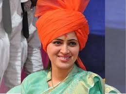 Independent mp navneet rana supports abrogation of article 370. No Strings Attached Independent Winners Of Lok Sabha Polls 2019 One Man Army The Economic Times