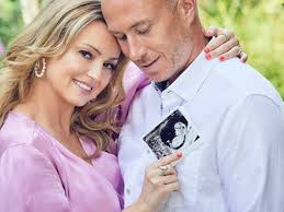 Elliott and Sadie Wright expecting first child together