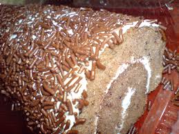 Jika kue sudah dingin, buka gulungan, oles dengan buttercream atau selai, gulung kembali hingga memadat. Bolu Gulung Mamayo