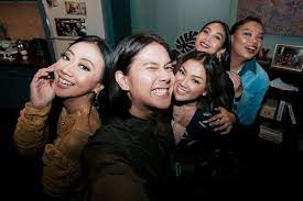 Kali ini kami share link channelnya dan cara nonton secara gratis. Kehangatan Dalam Kedinginan Ali Ratu Ratu Queens Utusan Digital