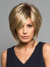 Le carré plongeant avec la frange droite, va aux visages ovales. 65 Idees De Carre Plongeant Asymetrique Coupe De Cheveux Courte Cheveux Courts Coupe De Cheveux