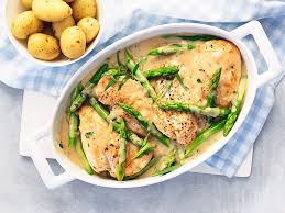 Mattande Och Kalorisnal Kycklinggryta Med Sparris Och Dragon Den Som Vill Skippar Potatisen Till Och Serverar En Gron Kycklingrecept Matrecept Kramig Kyckling