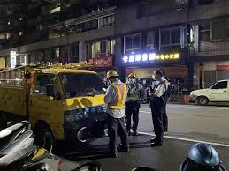 本土疫情升溫，指揮中心在昨天（19 日）宣布，全台各縣市都升級為三級警戒，也就是外出需要全程配戴口罩，各縣市首長也嚴厲表示，現在已經沒有規勸期，現在是執法期，只要違反規定就是開罰，若未戴口罩可以依照《傳染病防治法 》第 70 條開罰 3 千至 1 萬 5 千元，不論是雙北市或高雄市都. 9pufycgufhsucm