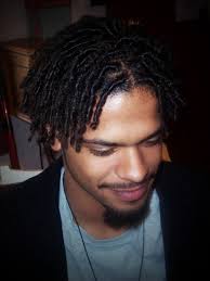 Ici, la coupe est également courte, mais on doit conserver une petite longueur au on a sur cette coupe, le même dégradé qui déconnecte la barbe que coupe afro ultracourte, excentrique ou très travaillée : Ajf Dreadlocks Court Homme Noir Nalan Com Sg