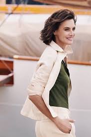 The elements of what is très chic par excellence when it comes to style are all contained in parisian chic: Ines De La Fressange 2019 Spring Summer Collection Uniqlo Follow My Board La Parisienne Lyne La Fashion Tips For Women Fashion Fashion For Women Over 40