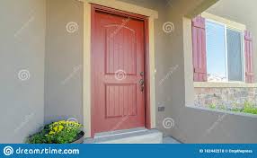La porte zen joue la carte de la sobriété et de l'harmonie avec des embouts gris déco bel'm pour souligner les baguettes aux couleurs de la porte. Cadre Panoramique Facade De Maison Avec Porte D Entree Rouge Et Volets En Bois Sur La Fenetre Coulissante Photo Stock Image Du Fleurs Rouge 162442218