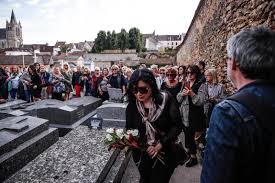 Comme beaucoup de stars dont claude berri, hallyday, le designer. Aznavour Inhume Au Cimetiere De Montfort L Amaury Photos Et Video Le Soir