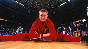 Luc longley and scottie pippen did their best to keep the bulls in the game while jordan was fatigued again in the third. Who Is Luc Longley Fast Facts On The Australian Starting Center Of The The Last Dance Chicago Bulls Nba Com Australia The Official Site Of The Nba