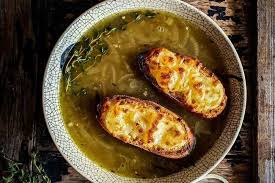 Cyril Lignac Livre Ses Conseils Pour Une Soupe A L Oignon Inratable Soupe A L Oignon Recettes De Cuisine Cuisine