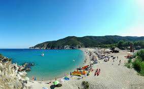 Ξύλινη κατασκευή σε σχήμα ταυ ( αγχόνη, κρεμάλα) οργή που σιγοκαίει. Skala Foyrkas Xalkidikh 3enodoxeio Eyridikh Foyrka 3enodoxeia Xalkidikh Dwmatia Diamonh Pisina