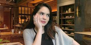 Kali ini foto tersebut menunjukan steffi yang mengenakan dress ketat berwarna hitam, tengah dipangku mantan suami rachel vennya. Dikabarkan Dekat Dengan Niko Al Hakim Intip 4 Potret Cantik Steffi Zamora Merdeka Com
