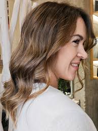 💎 #DimensionalBrunette ❤️ Morenas ideales con un toque cálido. Decimos  adiós a los tonos fríos 🥶 y apostamos por reflejos dorados 😏 📍 C/ Mar  del Norte, 3. 📞 Pide cita: 91 674 24 84. #ColoristaWella ...