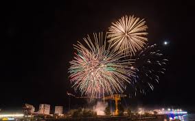 Explosion en plein air d'une série de fusées colorées en vue d'un divertissement lumineux et sonore. 14 Juillet En Loire Atlantique Fete Nationale En Val De Loire Val De Loire