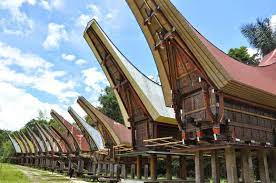 Keunikannya paling terlihat jelas dan menonjol pada bagian atap yang memiliki bentukan seperti tanduk pada ujung atapnya. 38 Rumah Adat Provinsi Di Indonesia Lengkap Gambar Dan Penjelasan Mamikos Info