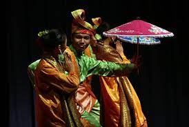 Tari sekapur sirih dan tari selampir pakaian adat tradisional jambi sama seperti yang ada di daerah pulau sumatera yang lain. 5 Tarian Khas Kepulauan Riau Belindomag