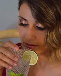 Corte Mariposa, dando apertura facial, volumen y movimiento a su cabello,  retornando la fuerza a una honda natural. Flequillo en cortina de largo  medio aportando versatilidad al estilo. Gracias a Vicki Barrera