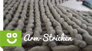 Wir liefern ihnen die antwort in dieser anleitung und wählen sie als erstes das garn aus, das sie für die decke verwenden möchten. Arm Stricken Selbstgemachte Grobstrick Kuscheldecke Ao De Youtube