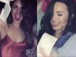 Captan a Eiza González y Demi Lovato aventando dinero a strippers en Miami