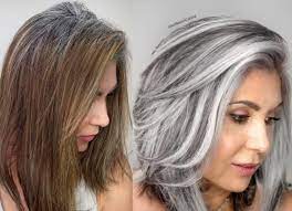 È la natura che ci insegna a schiarire le ciocche che vanno a dare il contorno al viso per un effetto più morbido, ma il cappello bianco naturale fa già questo, quindi perché coprirlo? Capelli Grigi Il Colorista Di Jane Fonda Sa Renderli Favolosi Vanity Fair Italia