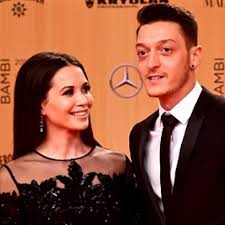 Alman milli takımı ve arsenal forması giyen mesut özil, i̇stanbul tatilinde gecelerde görüntülenmişti. Mesut Ozil Den Amine Gulse Ye Muthis Calim