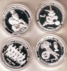 Briefmarke, münze, eintrittskarte und eine tüte mit original erde aus. Medaillen Fussball Kaufen Seba Berlin