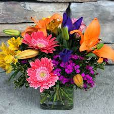 Learn how to make simple flower arrangements that will transform your home decor in an instant. Vibrant Cube Vase Classic Flower Arrangement In Woodinville Wa Woodinville Florist
