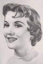 An Elegantly Fun Early 1950s Hairstyle With Three Eye Catching Curls On Each Side Of The Forehead 1950s Ha 1950s Fashion Hair Hair Styles Vintage Hairstyles