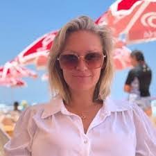 Robyn Trost's Instagram, Twitter & Facebook