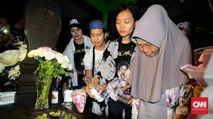 Yohanes adi pamungkas sabtu, 18 april 2015 09:21:52. Ziarah Satu Malam Ke Makam Nike Ardilla