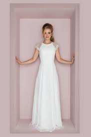 Check spelling or type a new query. Unser Brautkleid Vintage Stil Bringt Nostalgie Viel Spitze Einen Schmalen Schnitt Coole Acceessoires U Brautkleid Vintage Brautmode Hochzeitskleider Vintage