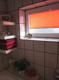 Klemmfix duo rollo von texmaxx am fenster montieren! Tolle Farbe Im Badezimmer Ein Oranges Plissee Rollo Im Badezimmer An Orange Pleated Blind In A Bathroom Rot Orange Ba Plissee Rollo Plissee Badezimmer
